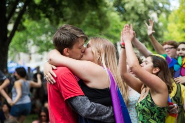 Boise, Idaho/Usa - 20 Haziran 2016: Boise Pridefest konserleri sırasında kalabalıkta öpüşen çift