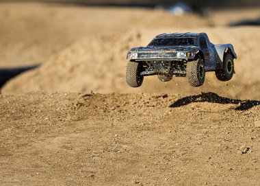 Boise, Idaho-15 Temmuz 2016: Boise'deki Summer Blast kupa yarışında atlayan kısa kurs kamyonu