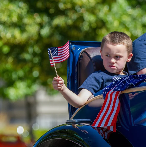 Boise Idaho Červenec 2016 Dítě Vzdává Vlajky Během Výročního Července — Stock fotografie