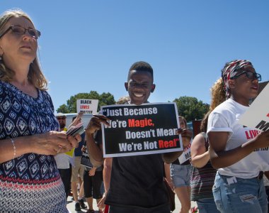 Boise, Idaho-16 Temmuz 2016: Black Lives Matter Rallisi'nde yürüyüş sırasında bir tabela tutan adam