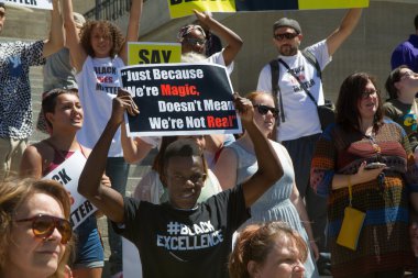 Boise, Idaho-16 Temmuz 2016: Kalabalıkta boise Blm hareketine destek işareti tutan genç adam