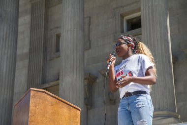 Boise, Idaho-16 Temmuz 2016: Kadın Boise'de bir Black Lives Matter mitingi sırasında başkentin önünde kalabalığa konuşuyor