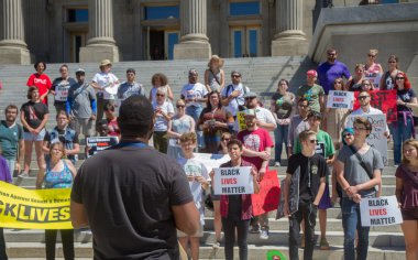 Boise, Idaho-16 Temmuz 2016: Blm rallisinin kapanışı sırasında bir adam kalabalığa sesleniyor