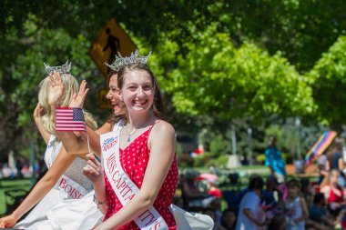 Boise, Idaho - 4 Temmuz 2016:Miss Capital City bayrağını feragat