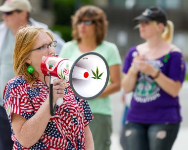 Boise, Idaho/Abd - 7 Mayıs 2016: Boise Global Marijauna Yürüyüşü'nde pot hakkında konuşan kadın