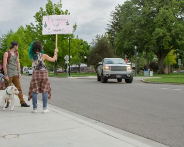 Boise, Idaho/Abd - 7 Mayıs 2016: Canabis'i destekleyen bir tabela tutan kadın