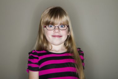 bu genç kız komik görünümlü gülümseme