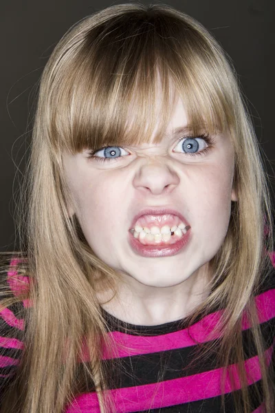 怒っている顔の女の子のクローズアップ画像 — ストック写真