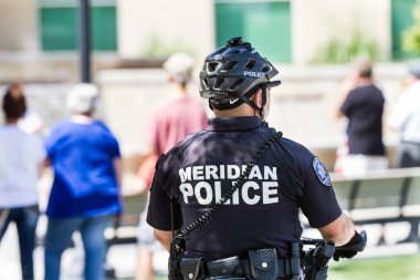 Meridian, Idaho/Usa - 30 Temmuz 2016: Meridyen polis departmanı üyesi Meridian, Idaho'daki polis yanlısı mitingi izliyor