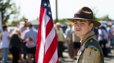 Meridian, Idaho/Abd - 30 Temmuz 2016: Meridyen polis departmanına destek için toplanan bir kalabalık içinde bayrağı tutan izci üyesi