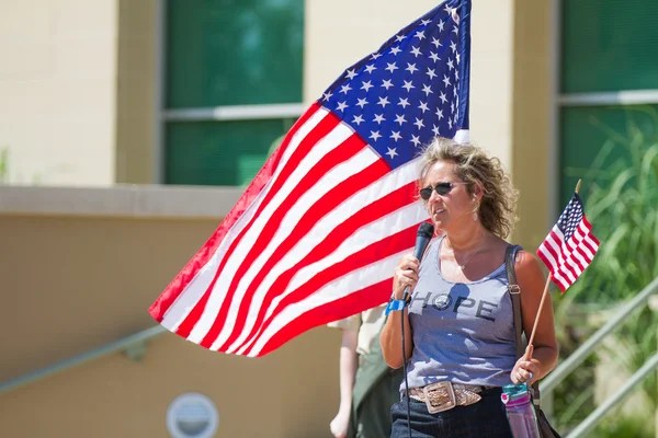 Meridian Idaho Usa Julio 2016 Mujer Cuenta Historia Apoyo Policía — Foto de Stock