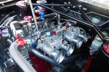 Meridian, Idaho - 30 Temmuz 2016: Meridian Show and Shine'da tüm kromları gösteren klasik bir datson'dan motor