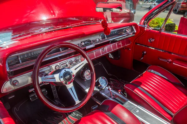 Meridiano Idaho Julho 2016 Interior Carro Vermelho Brilhante Exposição Exposição — Fotografia de Stock
