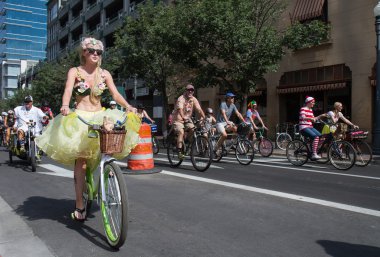 Boise, Idaho/Amerika - 13 Ağustos 2016: Boise, Idaho'daki Tour De Fat sırasında çiçekli bikini üst ve tutu giymiş kadın
