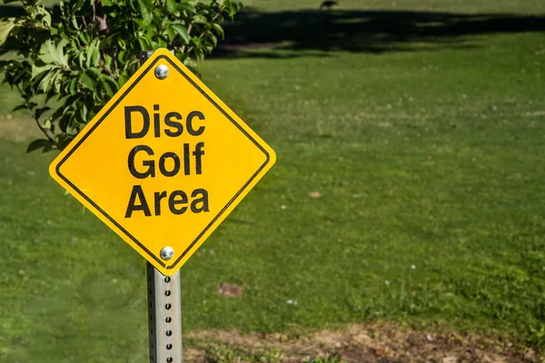 Buranın bir disk golf alanı olduğunu gösteren işaret