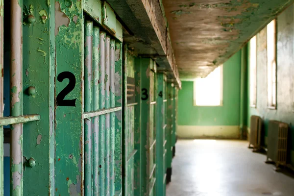 浅深的深场在一个历史性的监狱老破旧的牢房 关注数字 — 图库照片