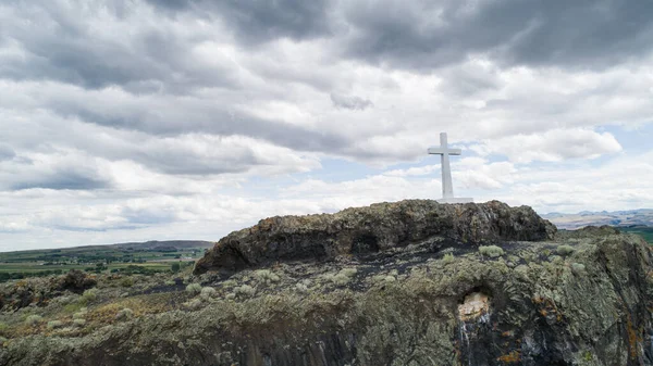 Cruz no topo de uma montanha — Fotografia de Stock