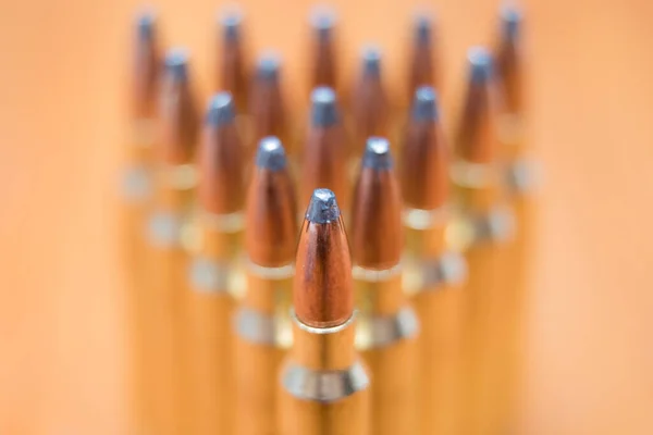 Balas de caça ponto macio alinhadas e prontas — Fotografia de Stock