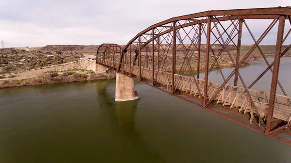 Träfot bro som är över vatten — Stockfoto