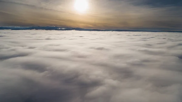 Pemandangan dari atas lembah yang diliputi kabut — Stok Foto