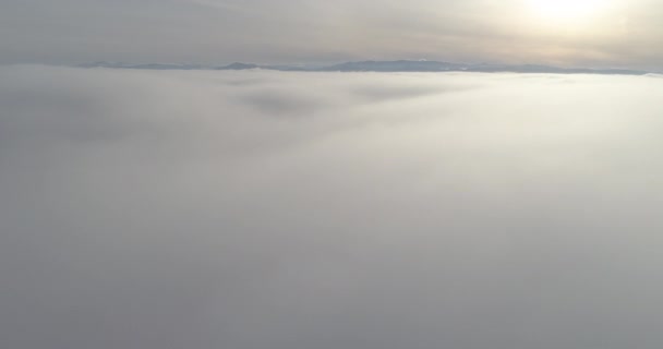 Obniżając się w chmury podczas lotu na niebie — Wideo stockowe