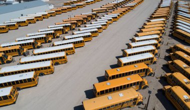 Otoparkta bekleyen bir grup otobüsün geniş hava görüntüsü.