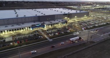 İşçiler Amazon binasına girip çıkıyorlar.