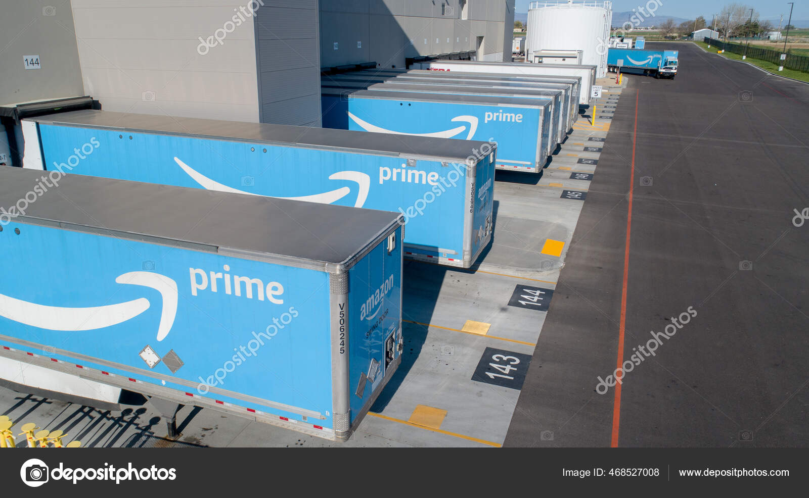 Amazon Trucks Waiting To Loaded Up For Delivery Stock Editorial Photo C Txking