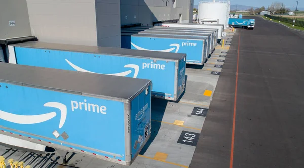 Amazon kamyonları teslimat için yükleme bekliyor.