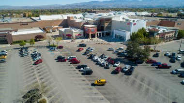 Çoğunlukla alışveriş merkezindeki boş otopark.