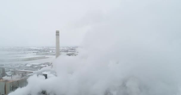 Загрязнение, выходящее из завода зимой — стоковое видео