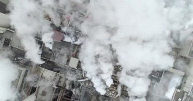 Kirlilik üreten bir fabrikaya bakıyorum.