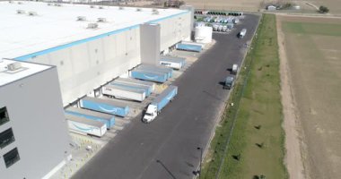 Teslimat için Amazon 'da kamyonlar yükleniyor
