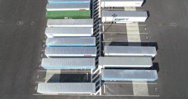 Yüklenmeyi bekleyen bir sürü karavan var.