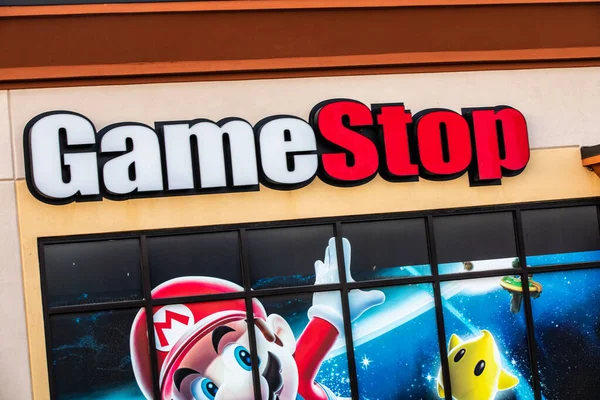 Gamestop mağazasının önünde logolarını gösteriyorlar
