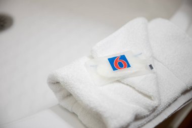 Utah 'ta bir motelde duş almak.