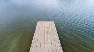 Rıhtımda suyun üzerinde yürüyebilirsin.