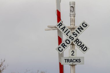 Tren geçtiğinde çok dikkatli olmalısın.