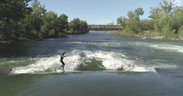 Человек серфинг на реке — стоковое видео