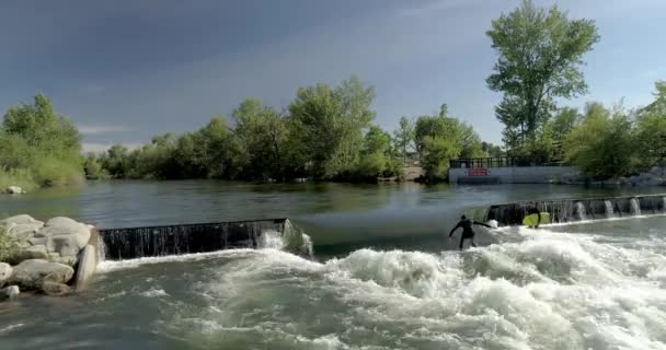 Серфинг по волнам реки в шуме — стоковое видео