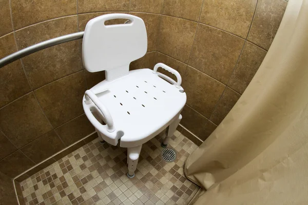 Duschsitz im Badezimmer — Stockfoto