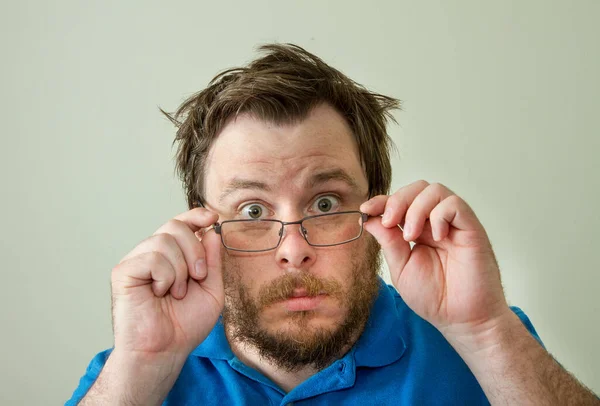 No está seguro de lo que ve un hombre se quita las gafas — Foto de Stock