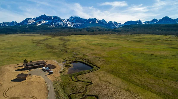 Maison paisible près des montagnes pour se détendre à — Photo