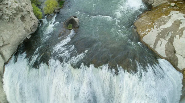 Regarder vers le bas une chute d'eau de la rivière du serpent — Photo