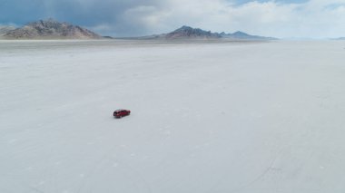 Utah 'taki tuz düzlüklerinde hızla seyahat ediyor.
