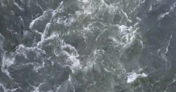 Arus sungai besar membuat situasi berisiko — Stok Video