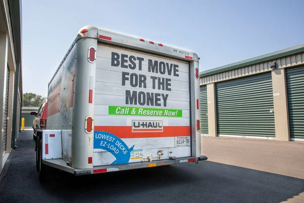 Eşyaları depodan bakım odasına taşıyorum.