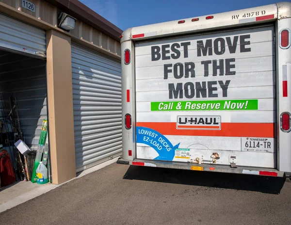 Depodan bir şeyler almaya hazırlanıyorum.