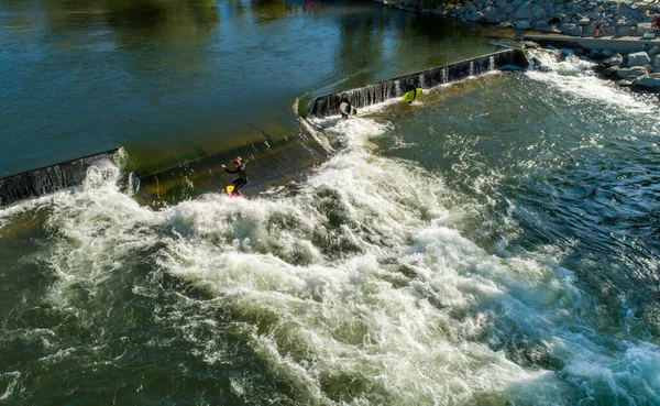 Chevauchant les vagues au parc aquatique — Photo