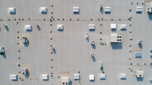 Ticari bir çatının insansız hava aracı görüntüsü